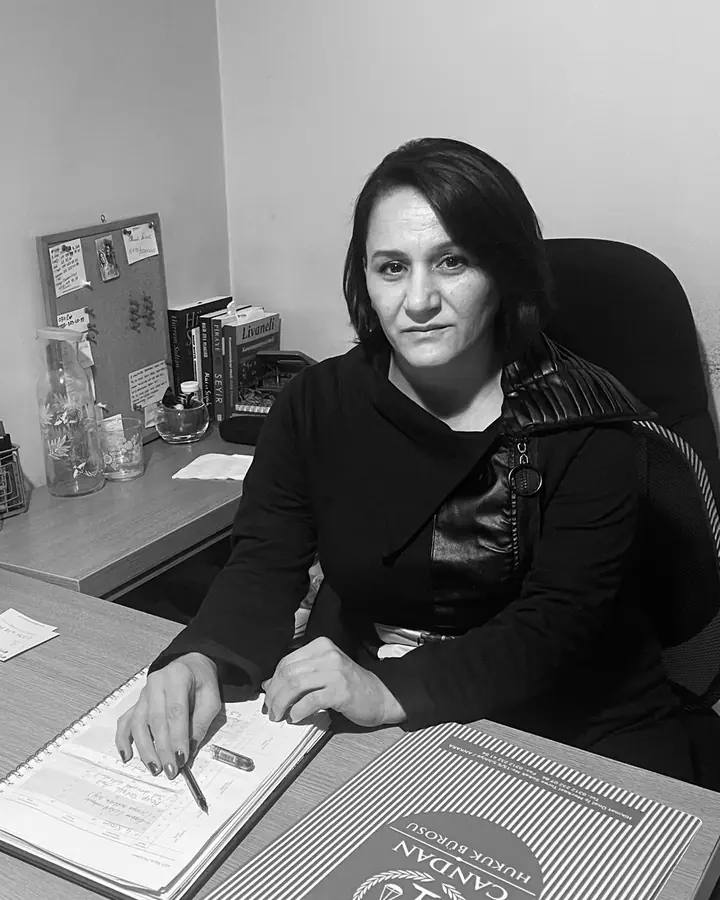 Halime Özmen, büroda