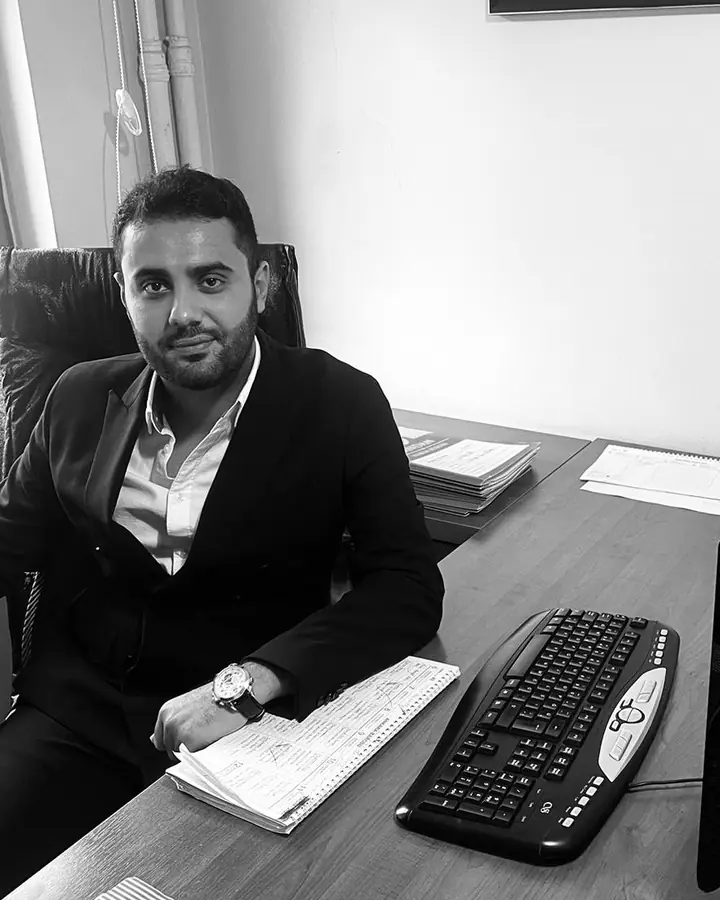 Kadir Yabancı, büroda